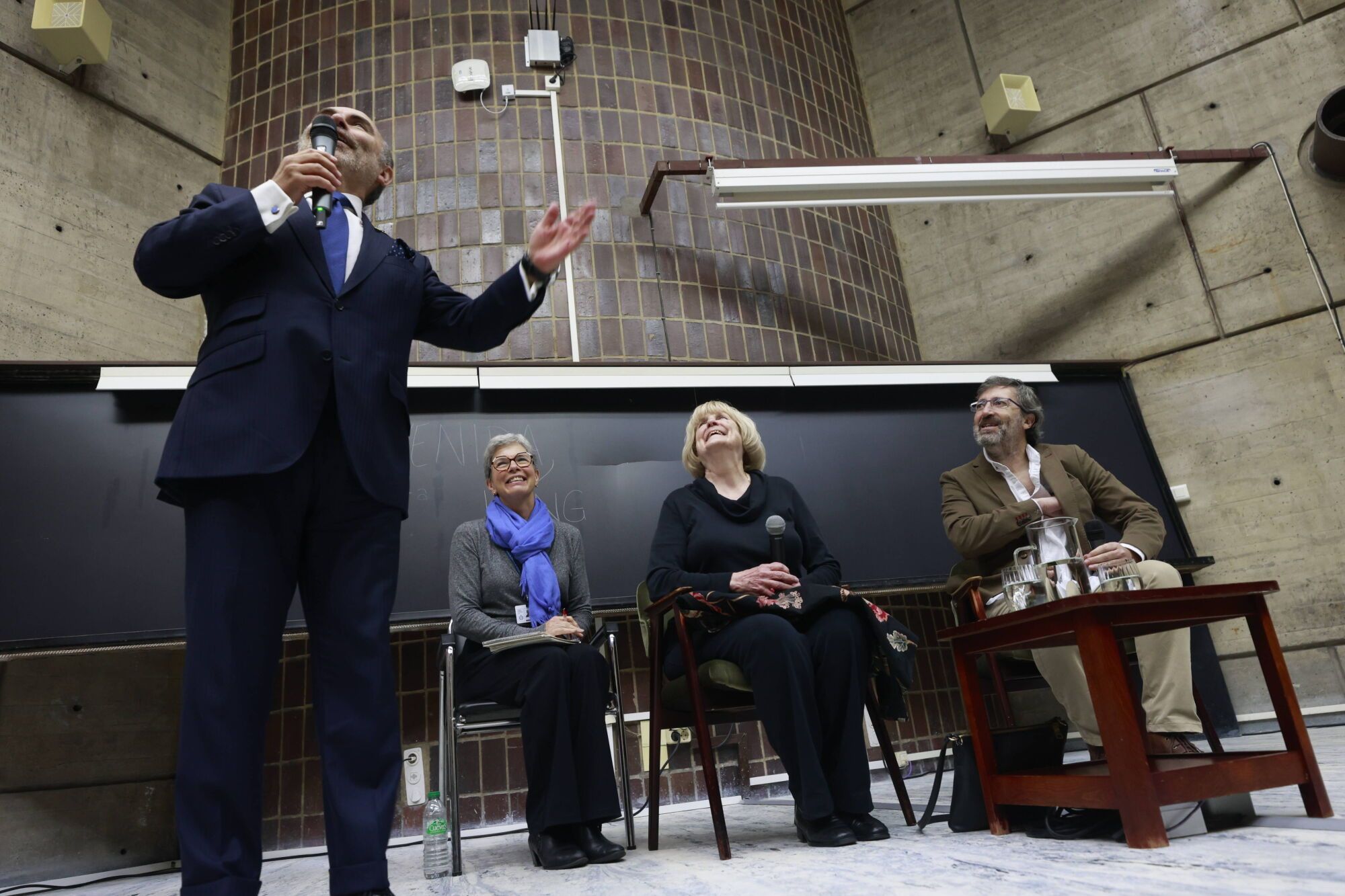 Marie-Claire King visita el Instituto Universitario de Oncología y mantiene un encuentro con profesores y estudiantes en la Facultad de Medicina