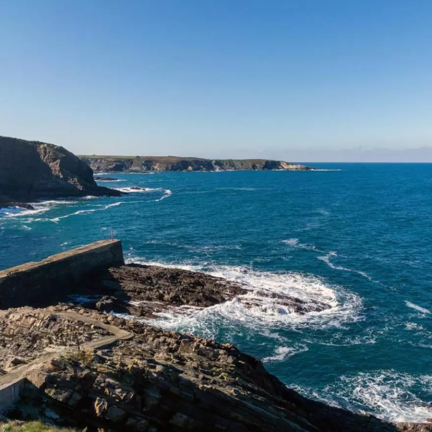 Todos van a Cudillero, pero pocos conocen este puerto de Asturias encajado en un acantilado