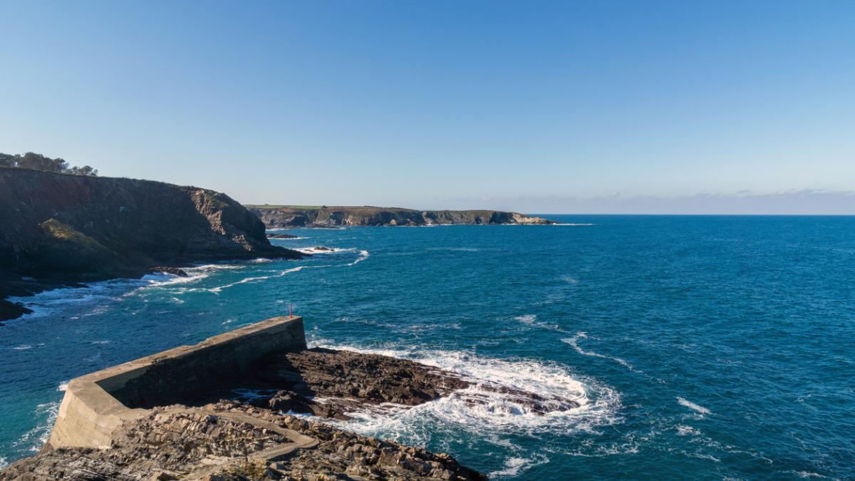 El puerto más infravalorado de Asturias es también uno de los más bonitos: está encajado en una grieta del acantilado y su historia está ligada a la pesca de ballenas