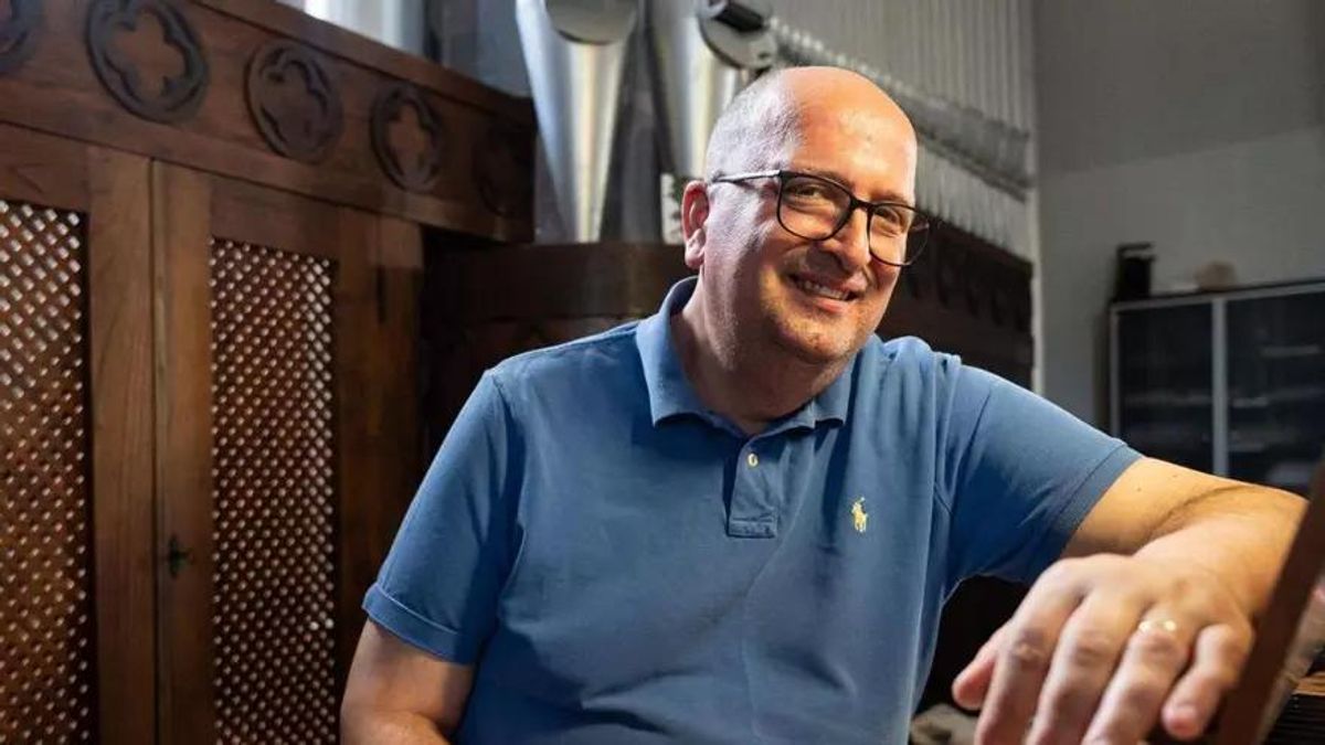 Josep Solé a l'orgue de l'església de Soto del Barco, Astúries.