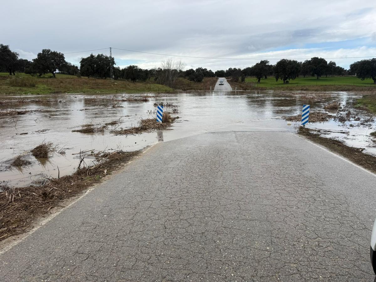 Inundación del vado transitable del río Guadarramilla en la carretera que une Villaralto y Dos Torres.
