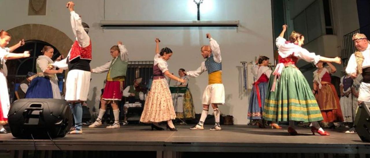 Imagen del recuperado baile en la Plaça Major de Algar. | LEVANTE-EMV