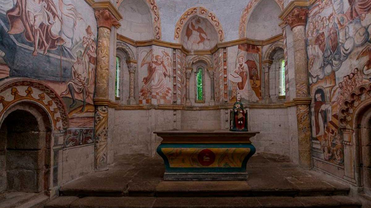 Interior de la iglesia de Santa María de Pesqueiras