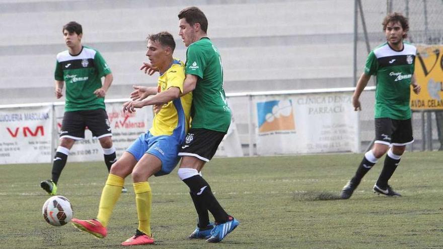 Un jugador del Polígono San Cibrao das Viñas controla un balón en Os Carrís. // Iñaki Osorio