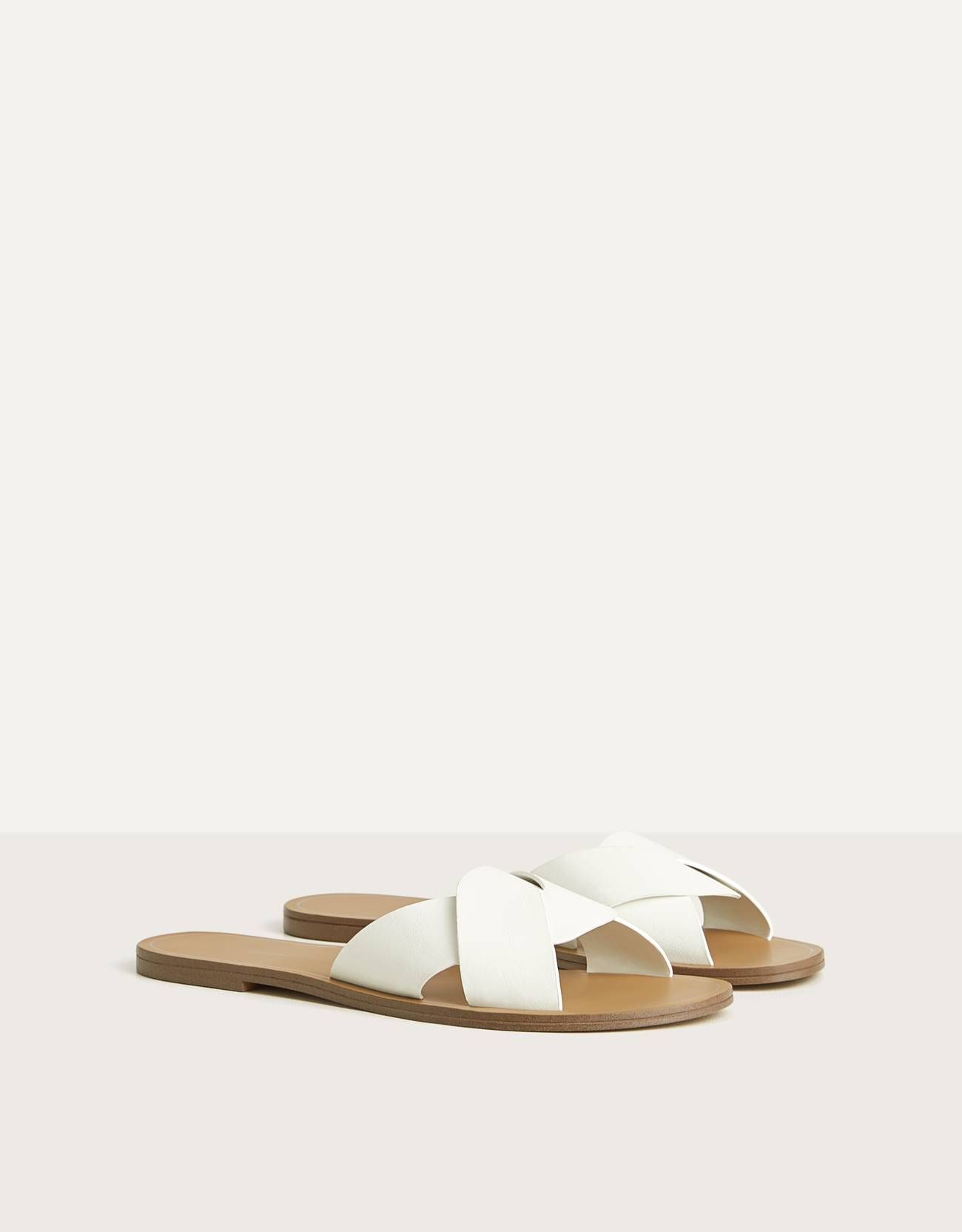 Sandalas planas en color blanco de Bershka