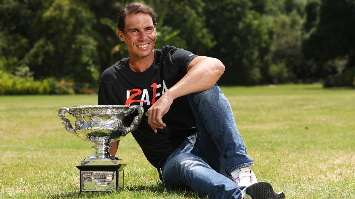 Nadal, junto a un trofeo que no imaginaba conseguir