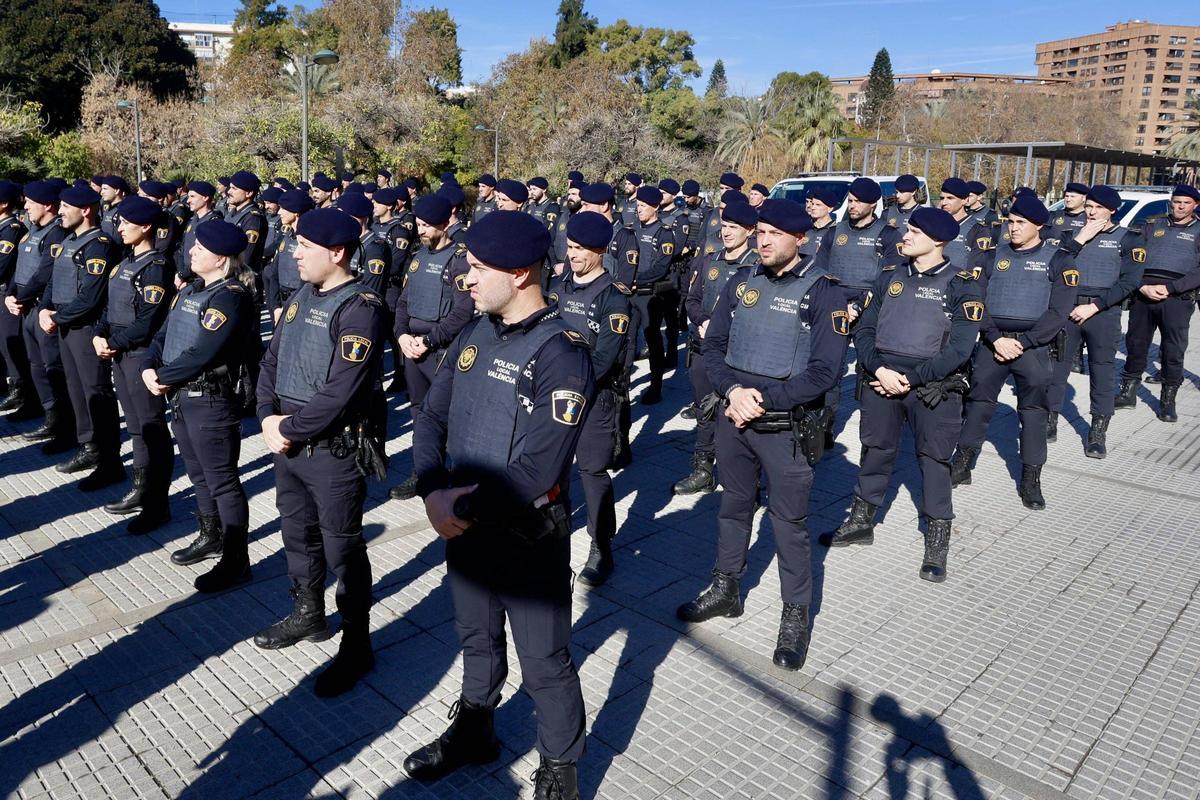 Agentes de la nueva unidad contra el botellón y las reyertas de la Policía Local de València.