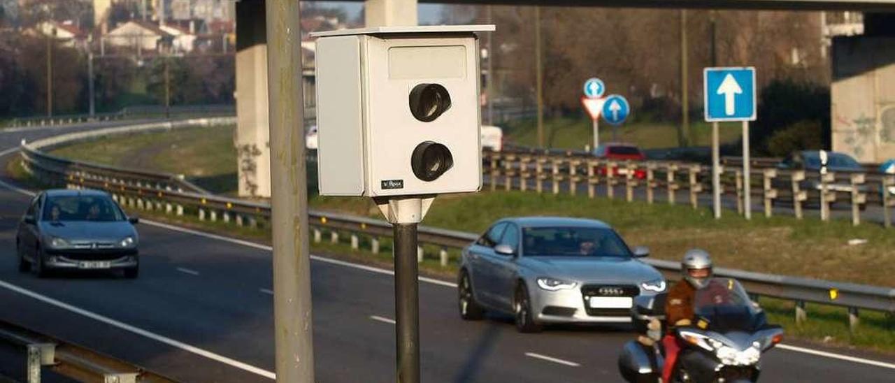 La cabina del radar fijo situada a la entrada de Oviedo por la autopista, en el Bulevar de Santullano.