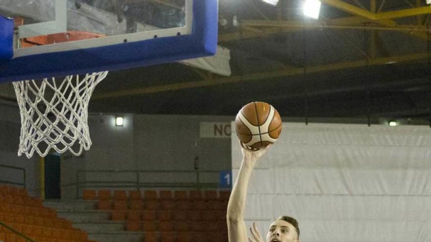 Löfberg tira a canasta en el partido ante el Ourense.