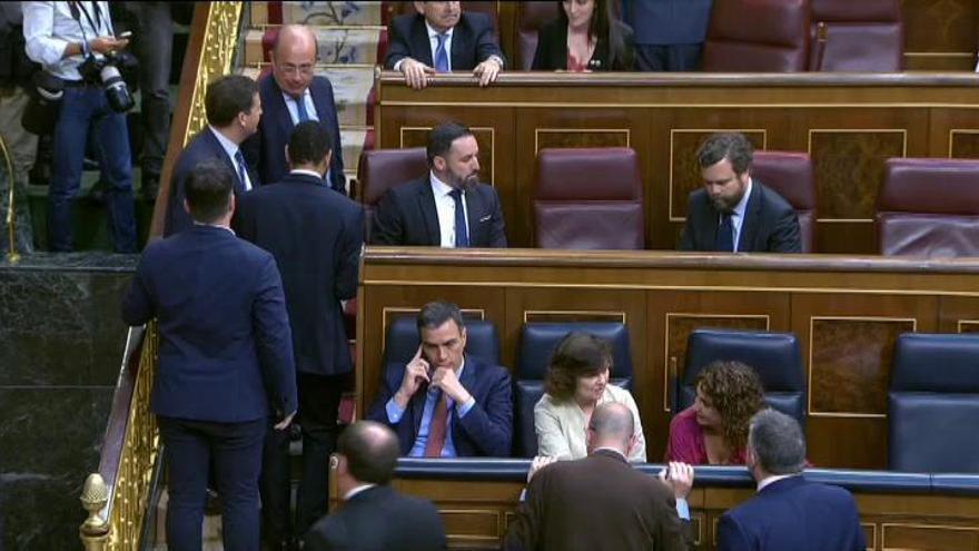 Junqueras y Sánchez mantienen una breve conversación en el Congreso