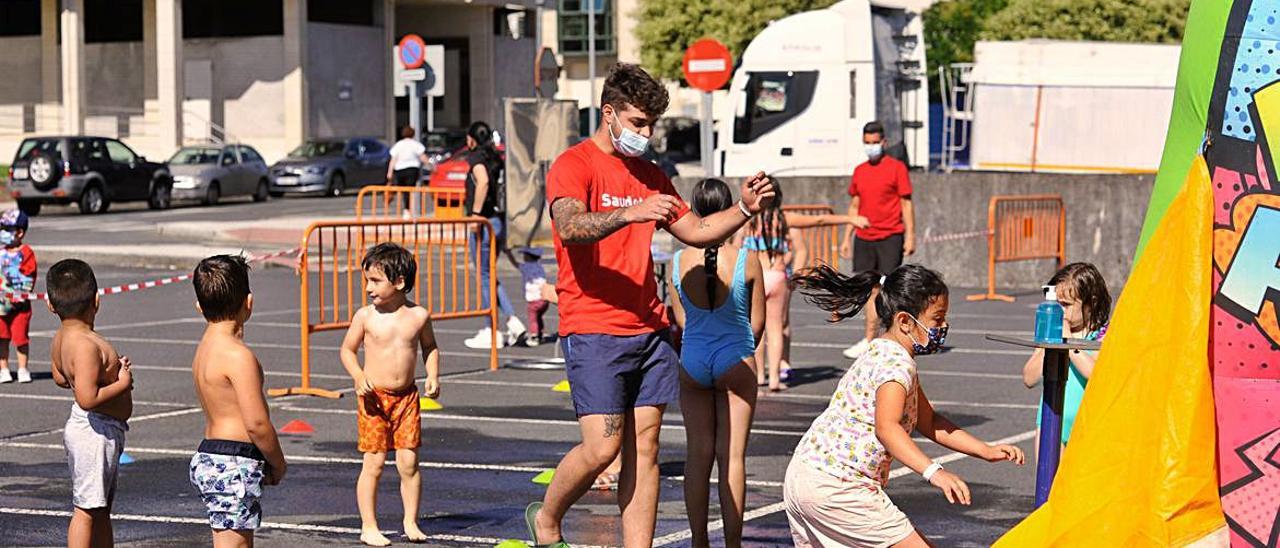 Sardiñada e festa infantil na explanada do centro comercial Pontiñas. |  // BERNABÉ/J. LALÍN