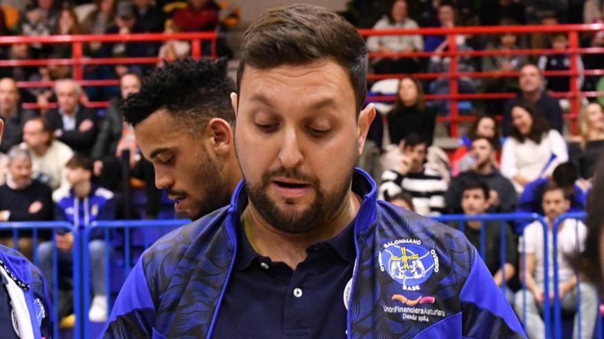 Margareto, entrenador del Unión Financiera Balonmano Base Oviedo, tras el punto de Alcobendas: &quot;Todo lo que sea sumar es positivo&quot;