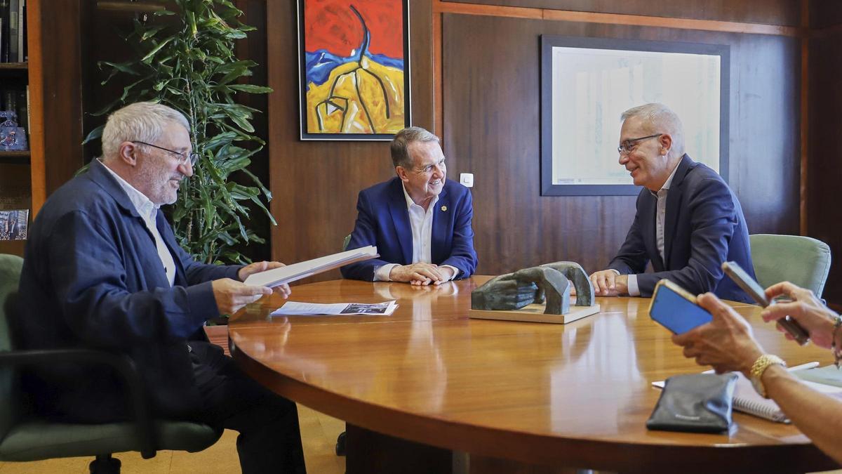 José Cidrás, Abel Caballero y Manuel Ángel Alonso, este miércoles en el Concello.
