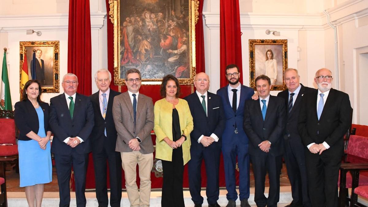 Autoridades con Javier Delgado y Juan Francisco Alcalá, dos de los médicos cordobeses pertenecientes al estudio cordobés galardonado