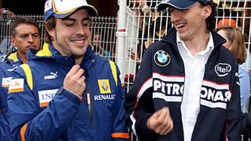 El piloto español de Fórmula Uno Fernando Alonso del equipo Renault charla con el polaco Robert Kubica de la escudería BMW Sauber antes del comienzo del Gran Premio de Mónaco en Montecarlo (Mónaco).