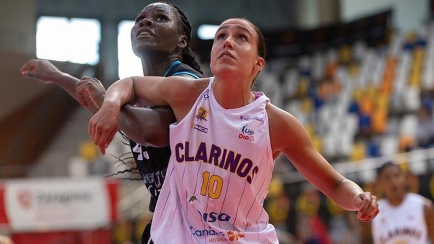 Laura Herrera pelea por un rebote con Vanessa Gidden en el partido del sábado.