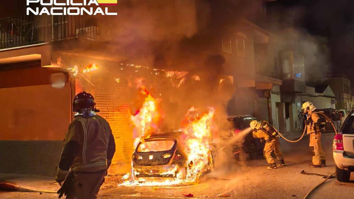 Varios bomberos, durante la extinción del incendio.