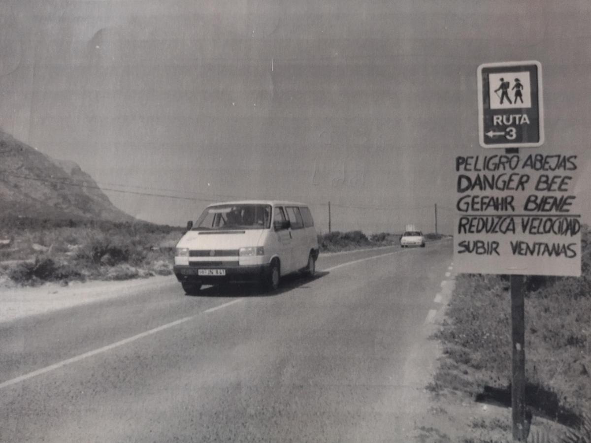 Imagen de los años 90, cuando la apicultura florecía en el Montgó y las polinizadoras abejas se hacían notar