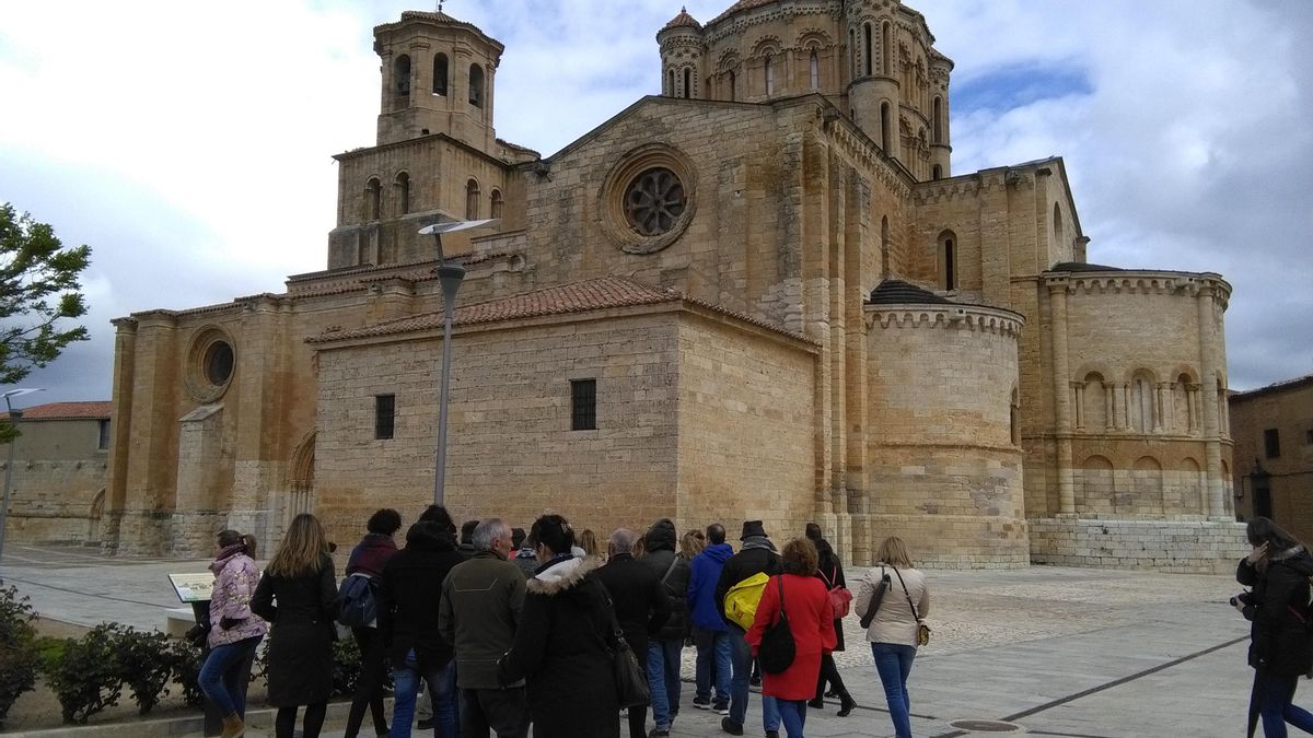 Un grupo de turistas admira la Colegiata desde el mirado del Espolón