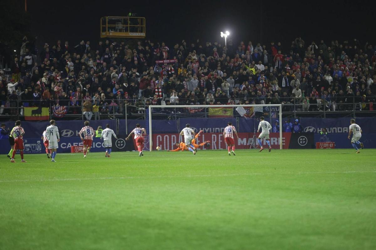 Der Colchonero-Torwart Juan Musso pariert den Elfmeter von Atlético-Baleares-Stürmer Jaume Tovar.