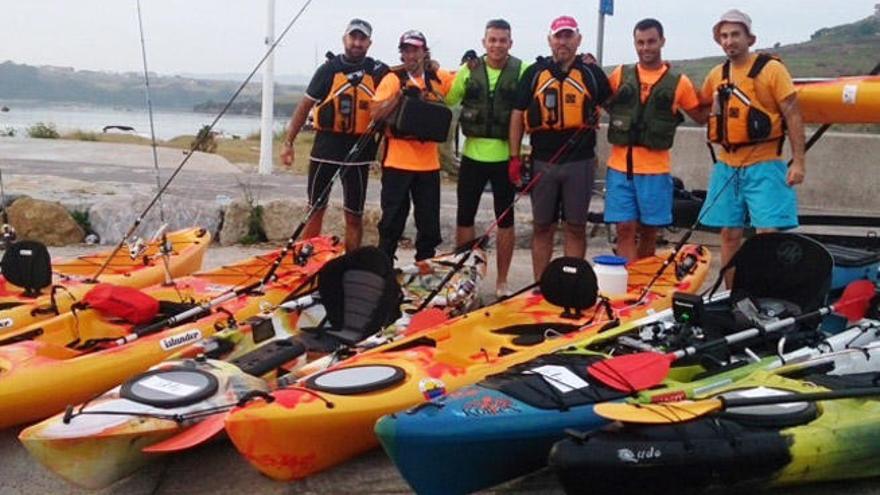 Los seis pescadores canarios antes de competir en el Mar Cantábrico.