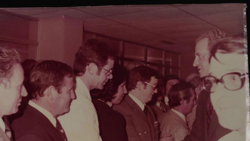 La historia de Rafael Luis García y el Hospital San Agustín de Avilés: de examinar a los obreros que lo construyeron a entrar en la primera promoción de enfermeros y saludar al Rey