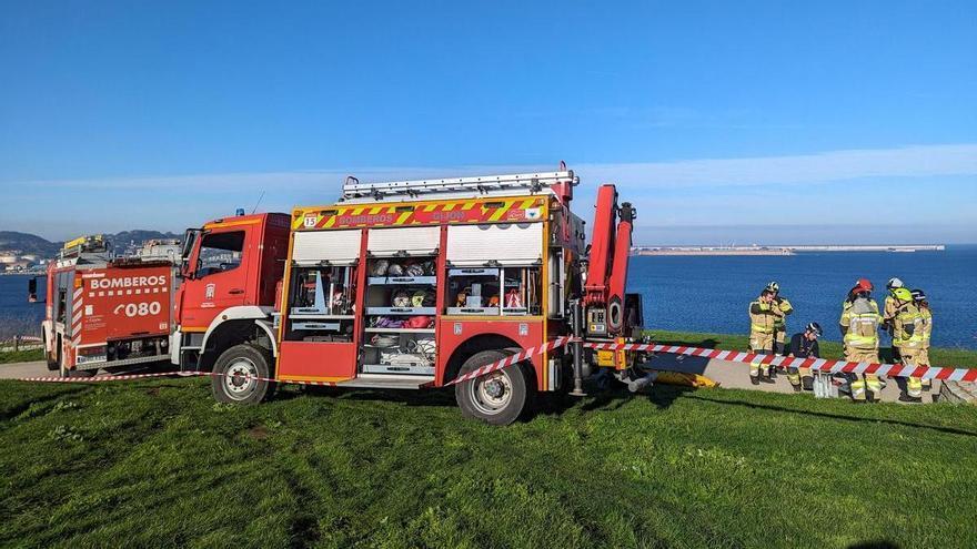 Maniobras de rescate en el cerro de Santa Catalina, en Gijón