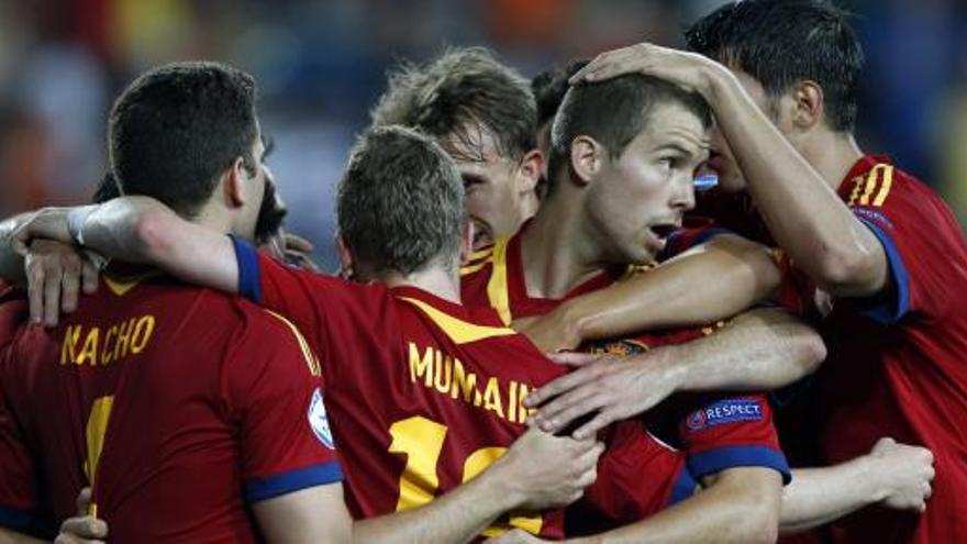 Los jugadores de la sub-21 celebran uno de los tantos.