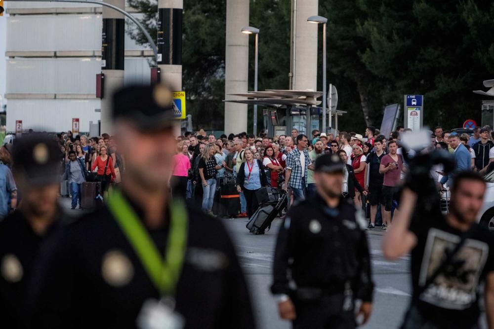 Los taxistas del aeropuerto suspenden sus servicios en protesta por la piratería