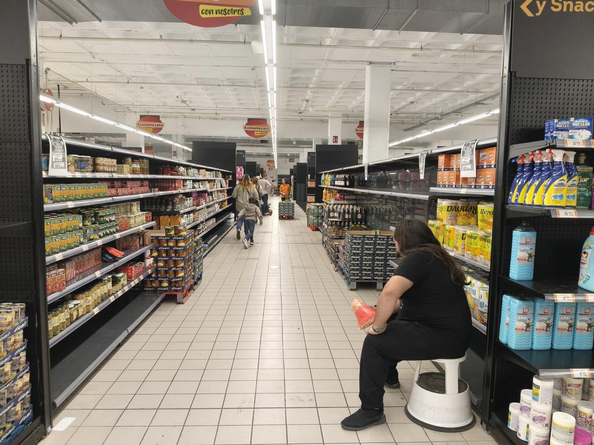 Clientes en el supermercado Economy Cash de Xàtiva, que cerrará dentro de unos días.