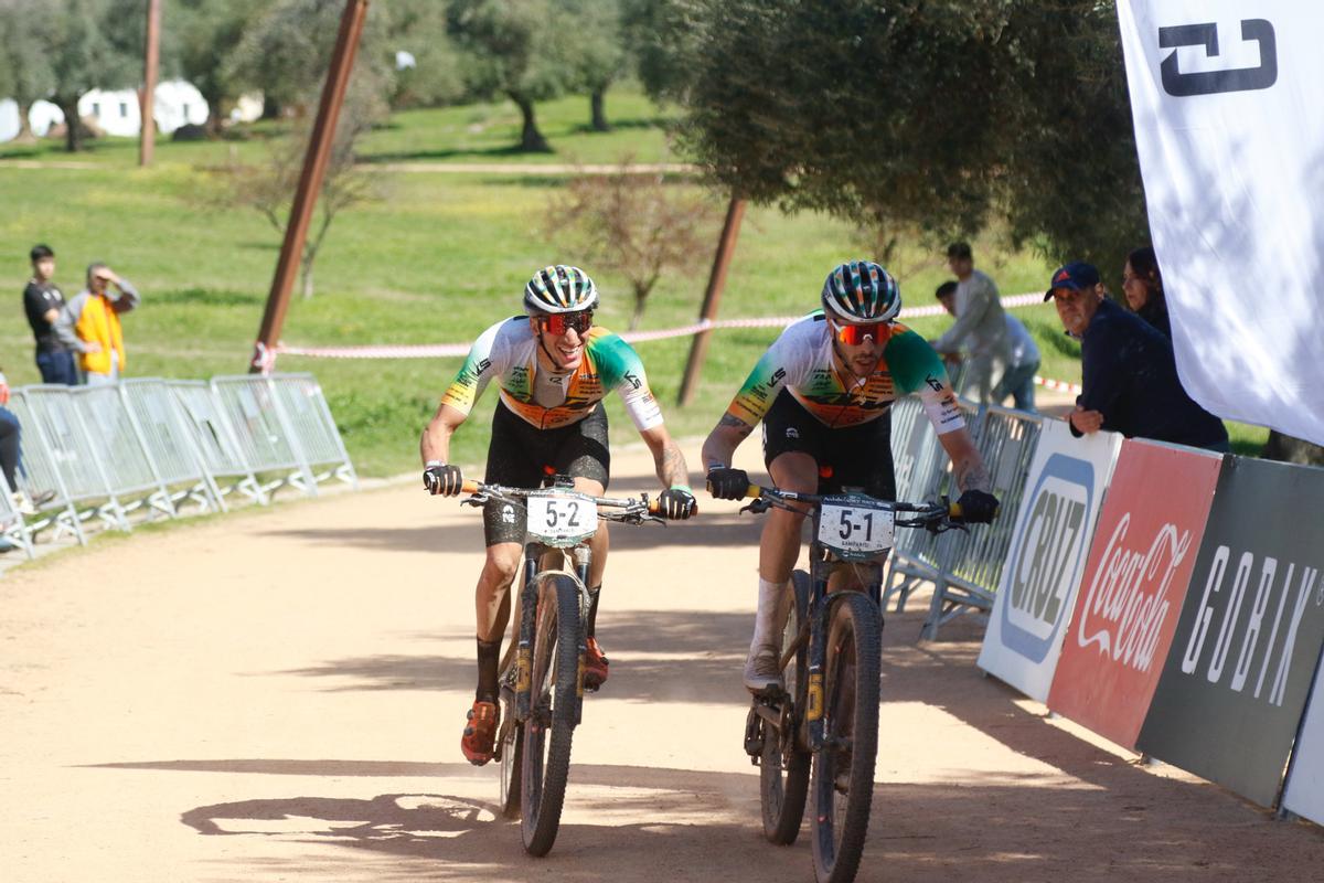Dos ciclistas, en la última etapa de la Andalucía Bike Race del 2025.