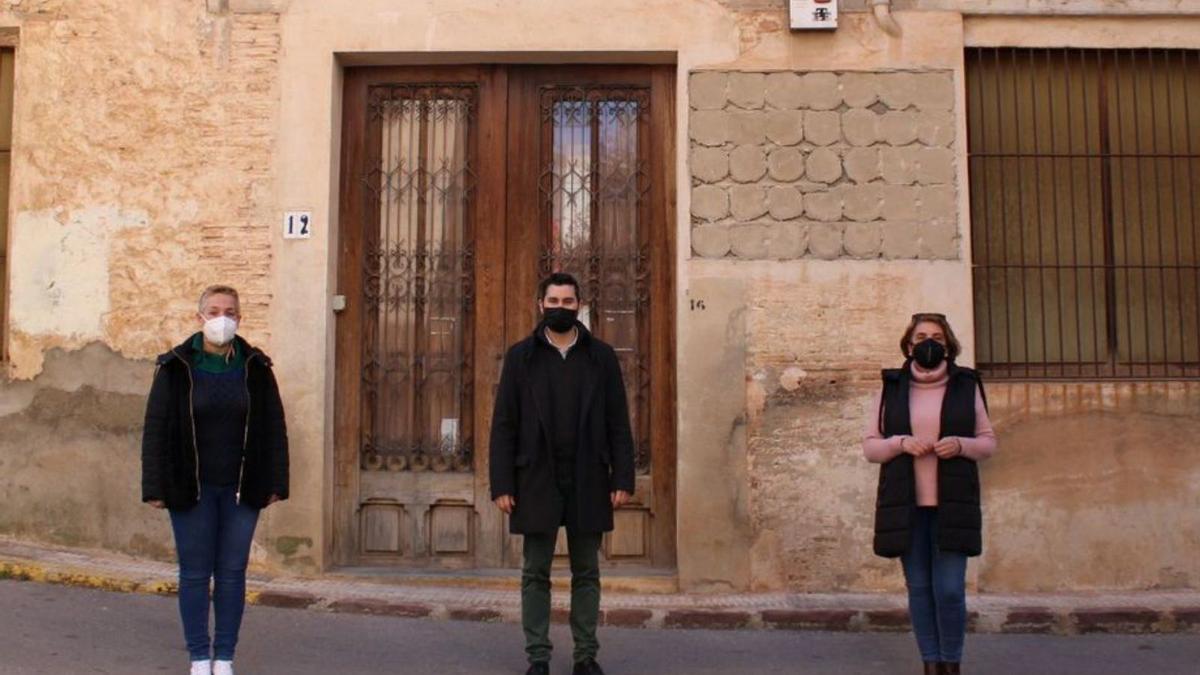 Falomir (c), Huguet (d) y Periz, en el antiguo edificio de La Muy Noble, ya municipal. | JAVIER NOMDEDEU