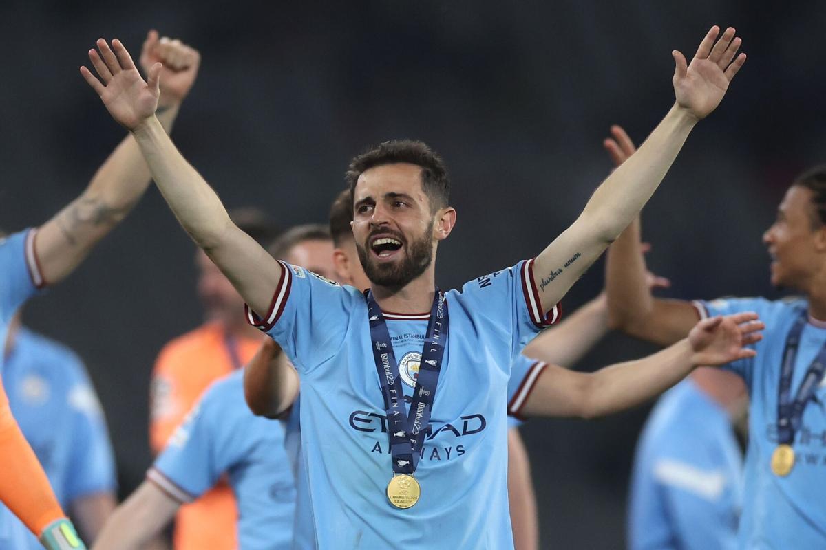 EL JUGADOR DE FUTBOL PORTUGUES BERNARDO SILVA , TRAS GANAR LA LIGA DE CAMPEONES CON EL MANCHESTER CITY ANTE EL INTER DE MILAN EN LA FINAL DISPUTADA EN ESTAMBUL (TURQUIA). Istanbul (Turkey), 10/06/2023.- Bernardo Silva (C) of Manchester City and teammates celebrate with fans after winning the UEFA Champions League Final soccer match between Manchester City and Inter Milan, in Istanbul, Turkey, 10 June 2023. (Liga de Campeones, Turquía, Estanbul) EFE/EPA/MARTIN DIVISEK. FUTBOL. UEFA. LIGA DE CAMPEONES