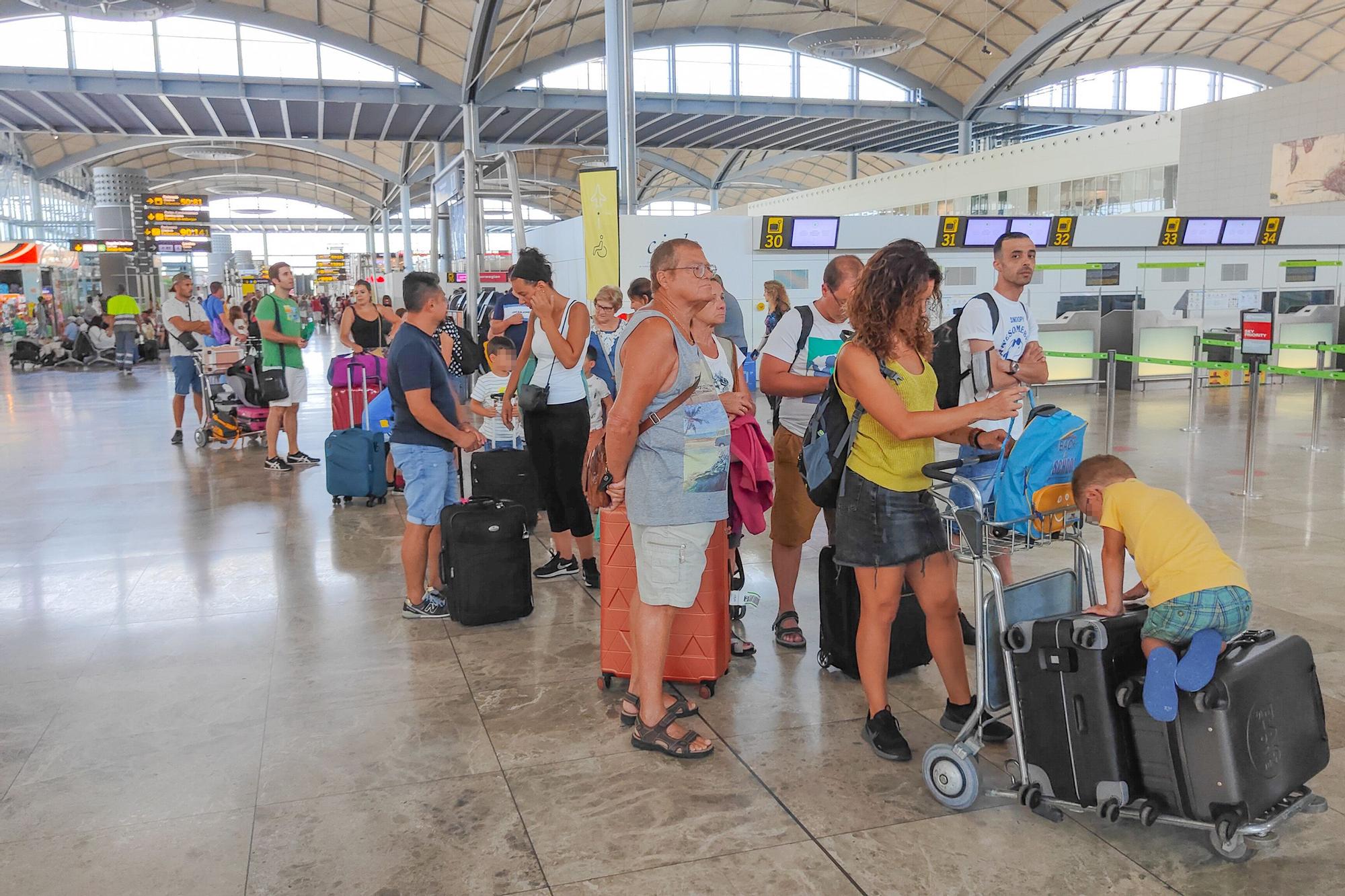 Intenso tráfico de pasajeros en la recta final de agosto en el aeropuerto