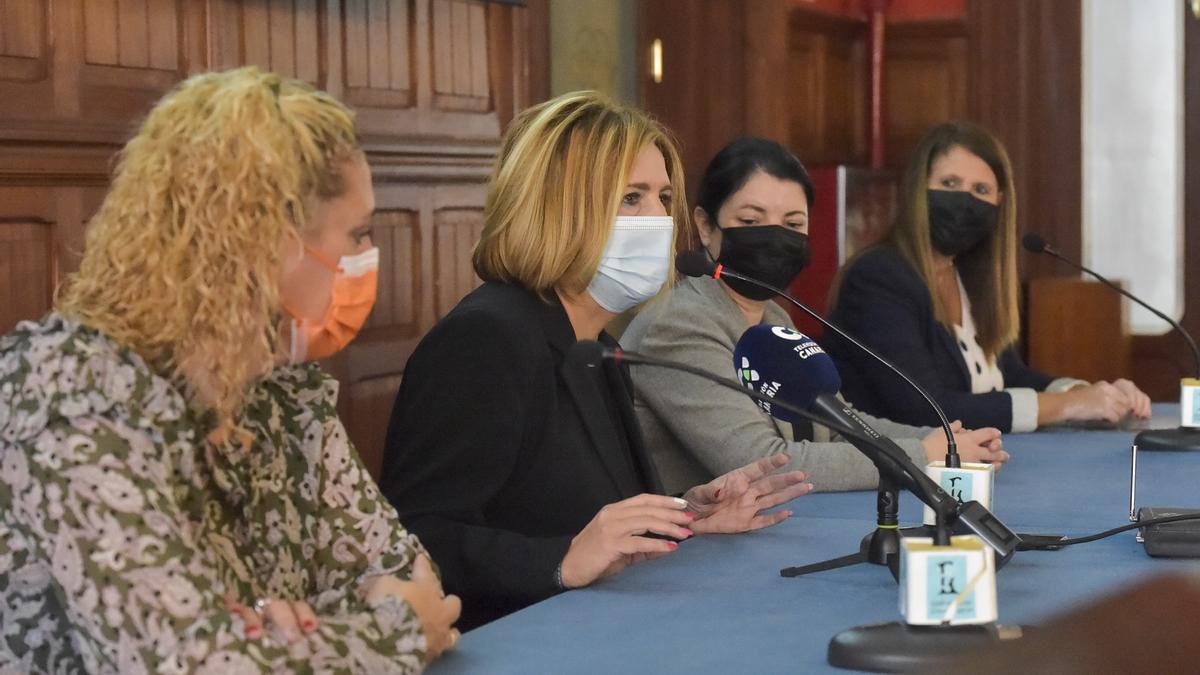 Por la izquierda, Verónica Espino, Reyes Martel, Iratxe Serrano y Mercedes Díaz, durante la presentación del Camino de los Valores en el Gabinete Literario.