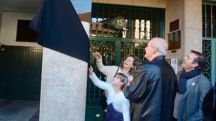 Descuberta da placa no edificio no que viviu María Victoria Moreno, na avenida de Vigo. // Rafa Vázquez