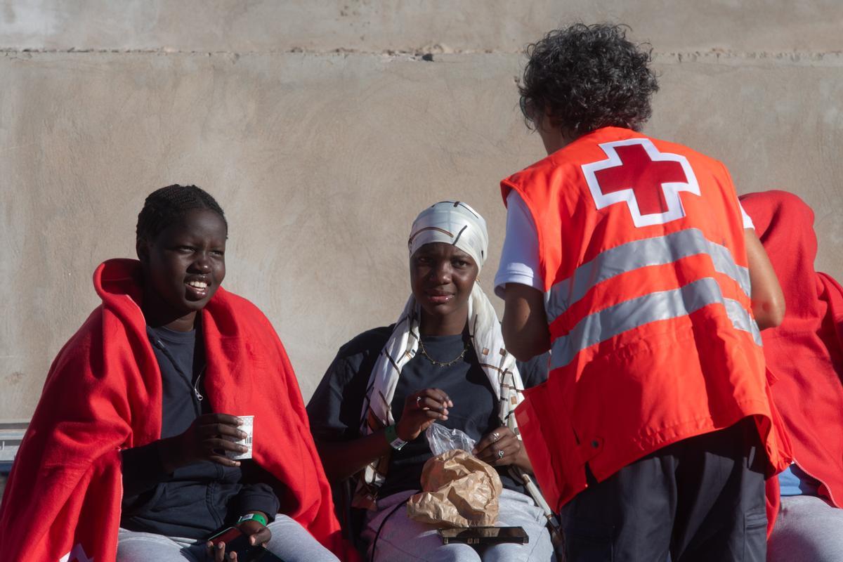 Salvamento vive otra jornada de rescates en Canarias: 548 inmigrantes de 10 pateras