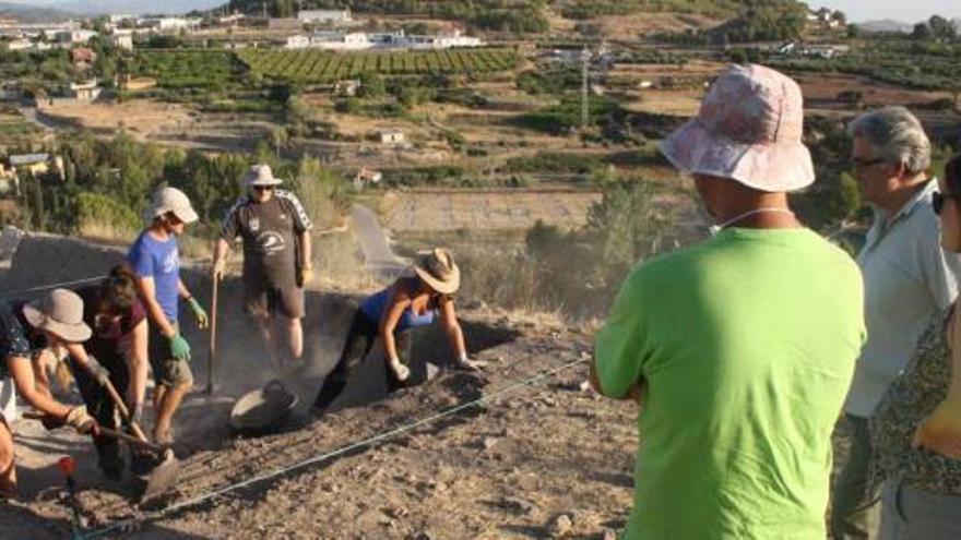 Veinte jóvenes excavan el alma de Begastri