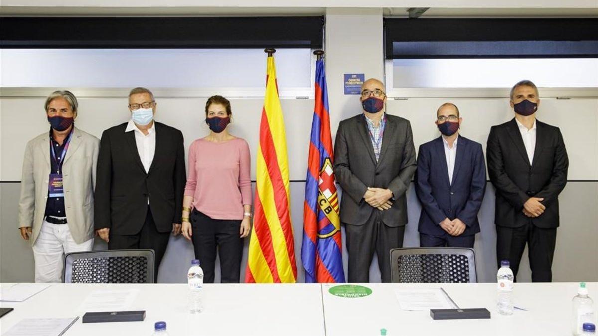 Los integrantes de la mesa de la moción