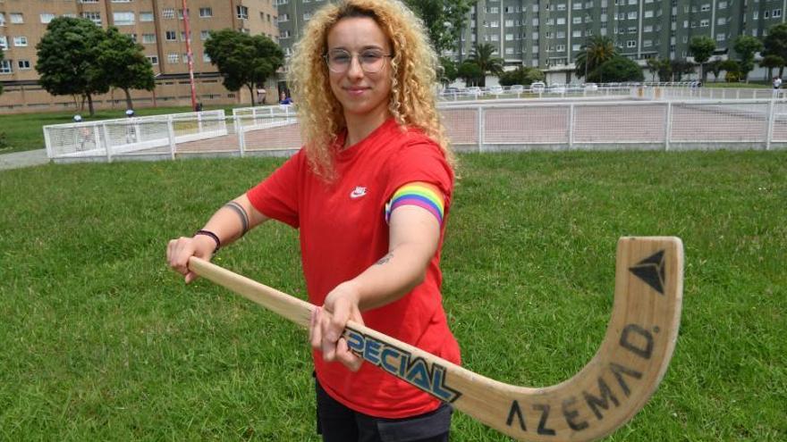 Lucía Paz, jugadora, capitana y directiva del nuevo HC Coruña Femenino, posa con un ‘stick’y el brazalete. |  // VÍCTOR ECHAVE