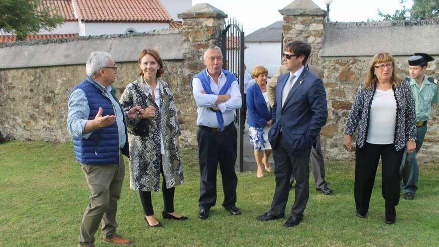 Por la izquierda, el propietario de la finca donde se celebró al banquete del premio, Tomás Castro; Teresa Sanjurjo; el presidente de la Asociación de Vecinos de Novellana, Antonio Albuerne; Ignacio Escribano, y la concejala de Servicios Sociales, Mariví Álvarez.