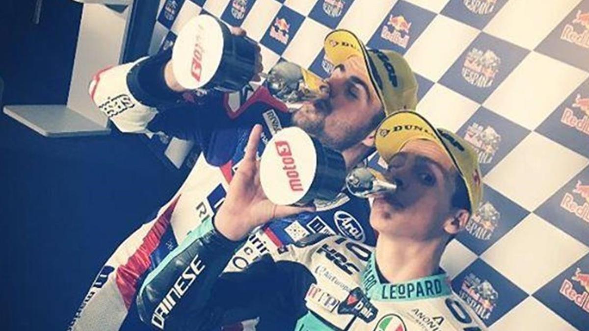 Romano Fenati y Joan Mir brindan en la sala de prensa del circuito de Jerez, en el 2017.