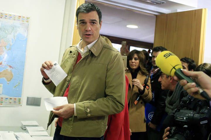 Pedro Sánchez vota acompañado por su mujer