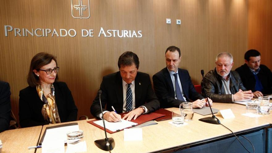 From the left, Belén Fernández, Javier Fernández, Alberto González, Antonio Pino and Javier Fernández Lanero, in the signing of the agreement for the infrastructures of Asturias last March 23rd