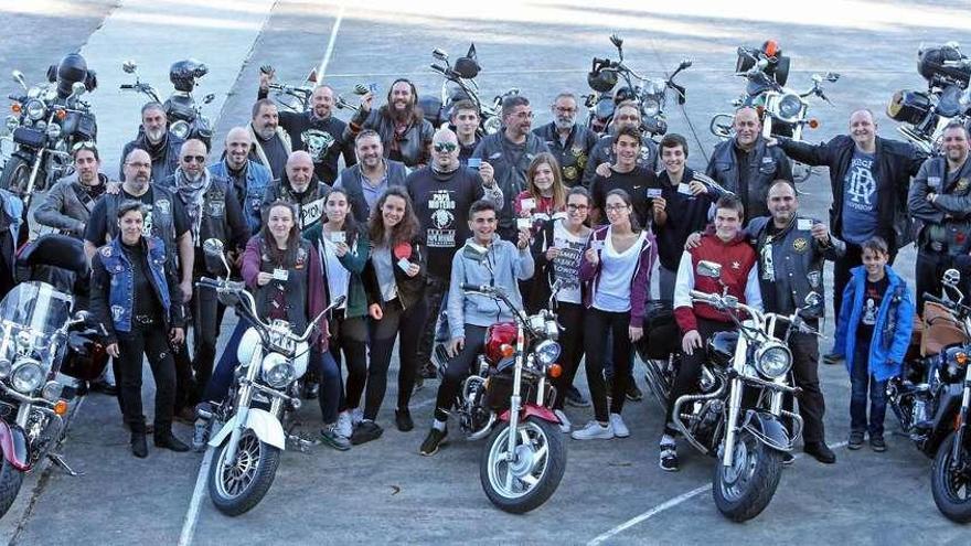 Miembros de Vulcan Custom Galicia con sus motos, con &quot;tutores&quot; y &quot;protegidos&quot; del IES Val Miñor, ayer. // Marta G. Brea