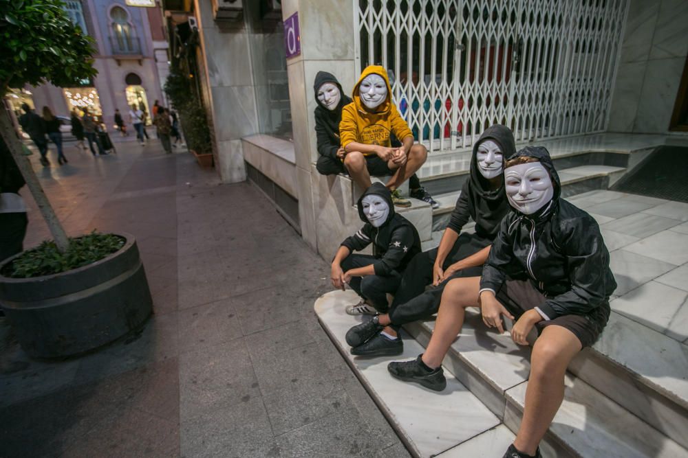 Más de una treintena de agentes de la Policía Local y Nacional aplacaron la polémica guerra de huevos y harina en los alrededores del Centro de Congresos