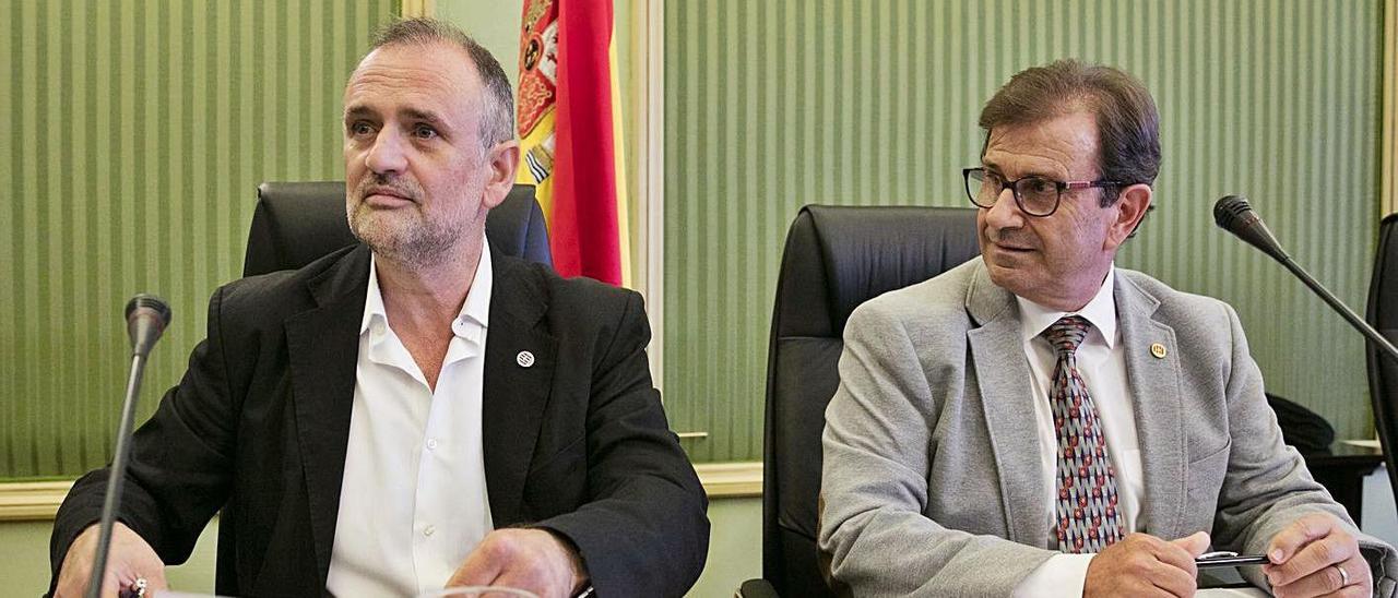 Jaume Carot y el rector Llorenç Huguet en el Parlament, por el caso Minerval.