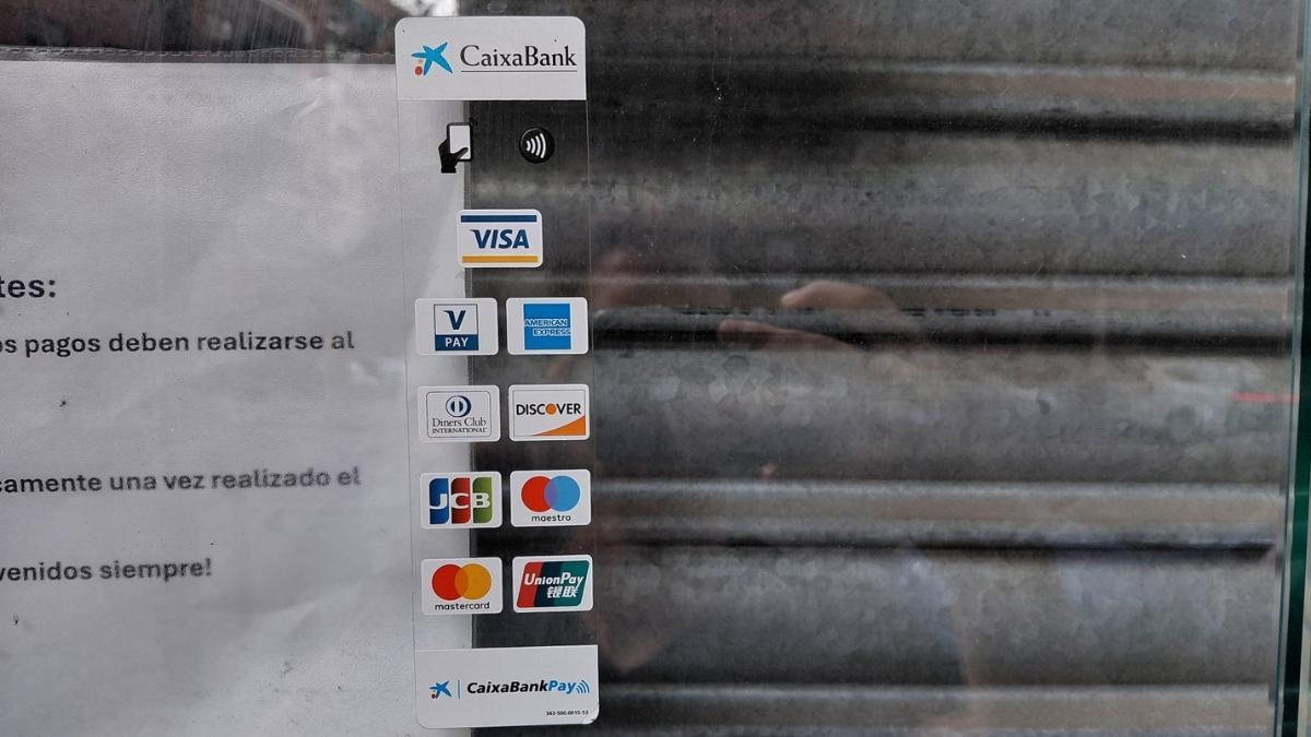 Cristalera de un bar madileño donde se muestran las posibilidades de pago, y donde no aparece la posibilidad de Bizum Pay.