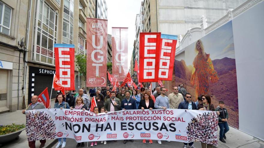 Cabecera de una de las tres manifestaciones que recorrieron hoy el centro de Pontevedra.