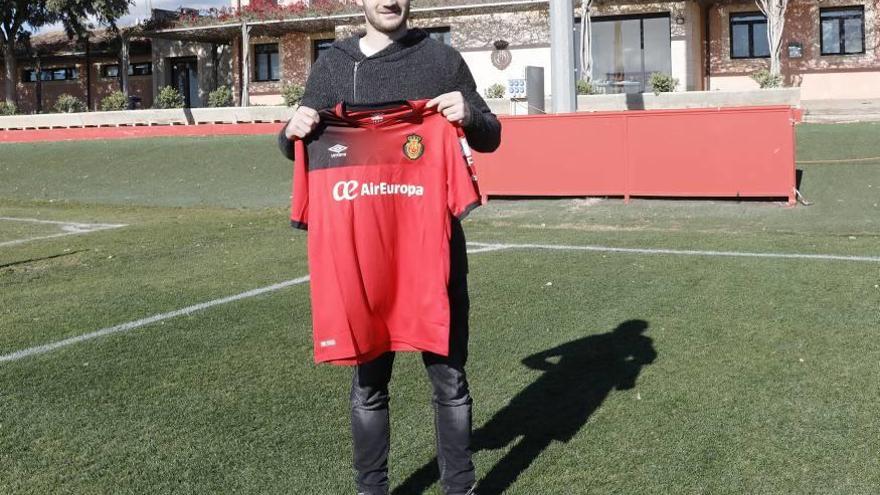 Sasa Zdjelar posa ayer con la camiseta del Mallorca sobre el césped de Son Bibiloni.